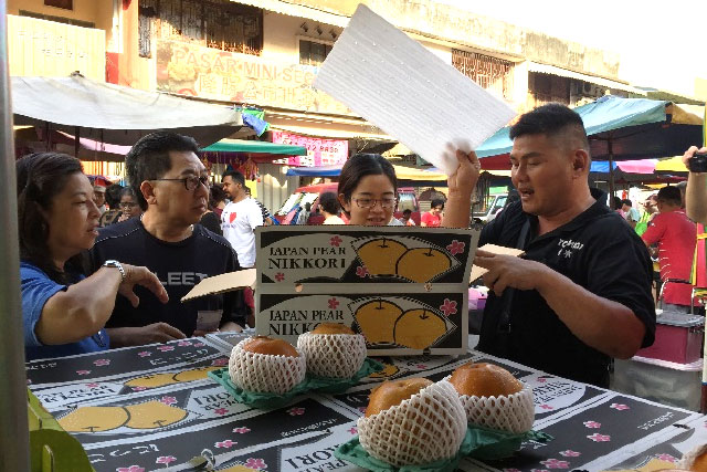 Selling Nikkori at a Klan morning market in Malaysia